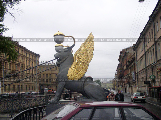 Грифон с золотыми крыльями.Фрагмент Банковского моста. г. Санкт - Петербург. Редакционное фото, фотограф Татьяна Дигурян / Фотобанк Лори