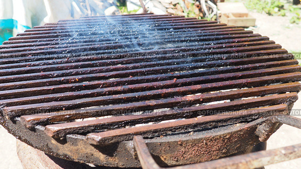 Grill - a portable installation for cooking on coals, in the heat. Direct method of cooking meat. The remaining fat burns and forms acrid carcinogenic smoke with aromatic hydrocarbons. Smoking grill. Стоковое фото, фотограф Юлия Петровская / Фотобанк Лори