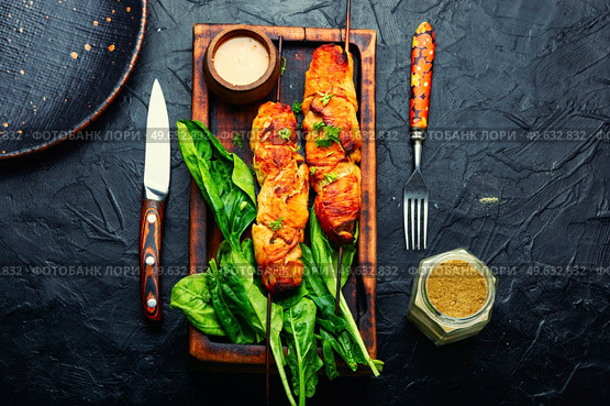 Grilled chicken breast on stick. Chicken skewers with peanut sauce. Kebab. Chicken breast skewers, chicken satay. Стоковое фото, агентство Ingram Publishing / Фотобанк Лори