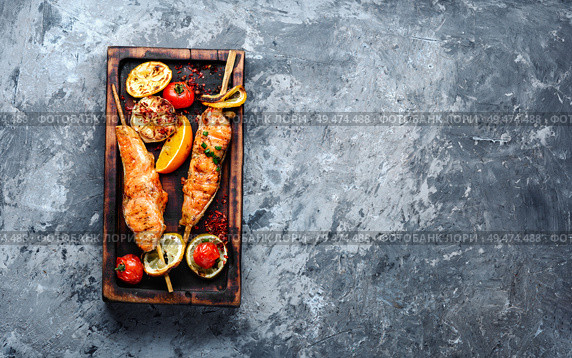 Grilled fish, grilled salmon steak with addition of lemon. Grilled salmon steaks. Стоковое фото, агентство Ingram Publishing / Фотобанк Лори