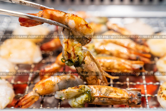 grilled japanese tiger prawn and hokkaido scallop yakiniku with red hot charcoal. Стоковое фото, агентство Ingram Publishing / Фотобанк Лори