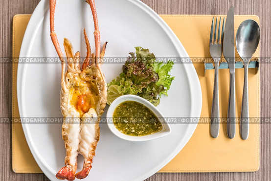 Grilled mighty tiger river prawn with spicy sauce and lettuce. Стоковое фото, агентство Ingram Publishing / Фотобанк Лори