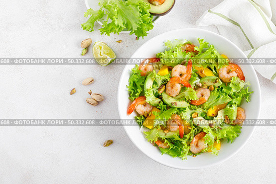 Grilled shrimp salad with avocado, mango, lettuce and pistachios, dressed with lime. Healthy food. Ketogenic diet. Top view. Стоковое фото, агентство Ingram Publishing / Фотобанк Лори