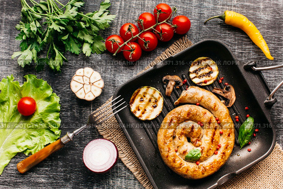 grilled snail sausages pan with spices vegetable wooden grey backdrop. Стоковое фото, агентство Ingram Publishing / Фотобанк Лори