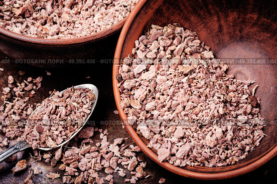 Grinded rhizomes of plant iris in mortar.Herbal medicine.Herbalism. Grinded rhizomes of iris. Стоковое фото, агентство Ingram Publishing / Фотобанк Лори