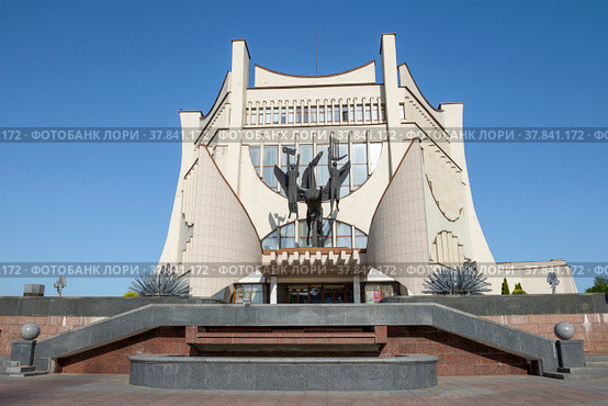 Гродненский областной драматический театр на фоне голубого безоблачного неба солнечным днем. Гродно, Белоруссия (2019 год). Редакционное фото, фотограф Виктор Карасев / Фотобанк Лори