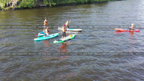 Group of active tourists stand up paddling on sup boards (2021 год). Редакционное видео, видеограф Евгений Ткачёв / Фотобанк Лори
