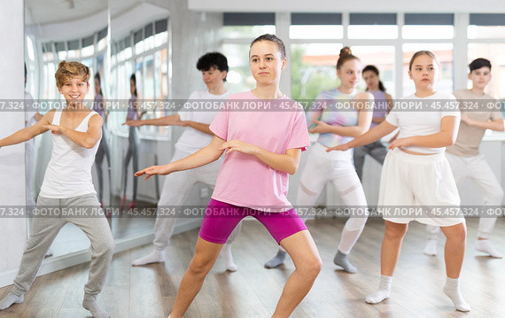 Group of children dancing jazz funk. Стоковое фото, фотограф Яков Филимонов / Фотобанк Лори