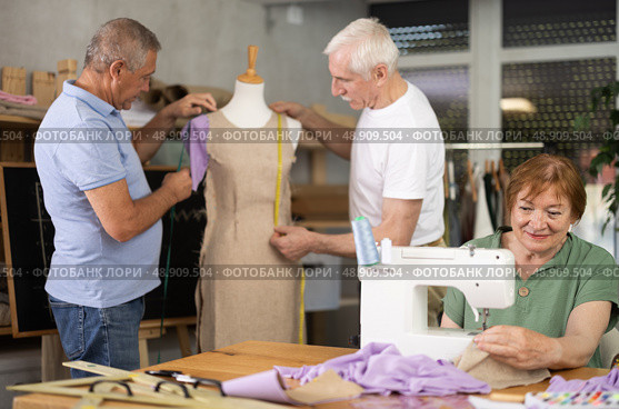 Group of senior learners enjoying sewing class in workshop. Стоковое фото, фотограф Яков Филимонов / Фотобанк Лори