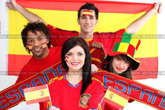 Group of Spanish soccer fans. Стоковое фото, агентство Ingram Publishing / Фотобанк Лори