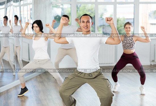 Group of young people dancing jazz funk. Стоковое фото, фотограф Яков Филимонов / Фотобанк Лори