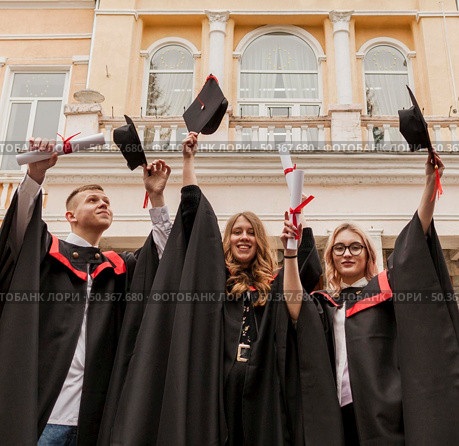 group students holding diploma. Стоковое фото, агентство Ingram Publishing / Фотобанк Лори