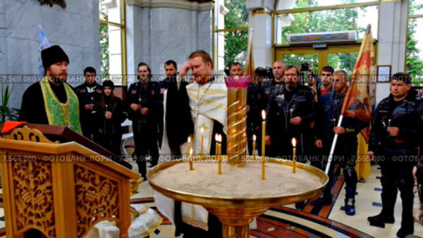 Группа балтийских и калининградских байкеров на молебне в храме. Калининград (2015 год). Редакционное видео, видеограф Сергей Куров / Фотобанк Лори