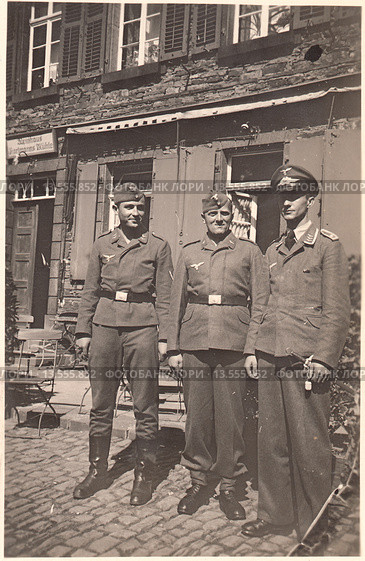 Группа немецких солдат Люфтваффе возле гостиничного дома. Старая фотография времён второй мировой войны. Стоковая иллюстрация, иллюстратор александр афанасьев / Фотобанк Лори