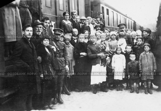 Группа русских беженцев у железнодорожного вагона ,1919, Варшава. Стоковое фото, фотограф Retro / Фотобанк Лори