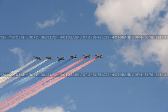Группа штурмовиков Су-25 "Грач" дымят цветами российского флага в небе над Красной площадью во время генеральной репетиции парада, посвященного 76-летию Победы в Великой Отечественной войне (2021 год). Редакционное фото, фотограф Free Wind / Фотобанк Лори