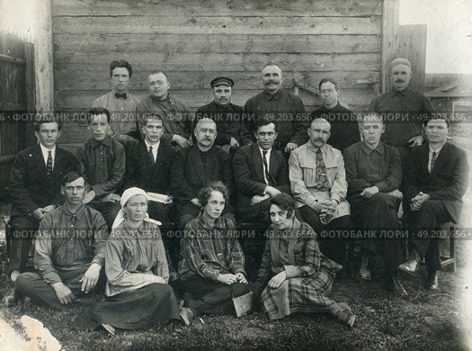 Групповая фотография людей у стены деревянного дома, 1930-е гг, СССР. Стоковое фото, фотограф Retro / Фотобанк Лори