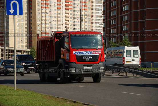 Грузовик на дороге. Новокуркинское шоссе. Район Куркино. Город Москва (2011 год). Редакционное фото, фотограф lana1501 / Фотобанк Лори