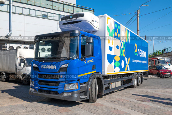 Грузовик-рефрижиратор Scania P - Series второго поколения  сети гипермаркетов "Лента" крупным планом солнечным днем (2022 год). Редакционное фото, фотограф Виктор Карасев / Фотобанк Лори