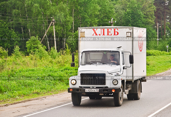 Грузовой автомобиль с надписью "ХЛЕБ" мчится по дороге (2013 год). Редакционное фото, фотограф Алёшина Оксана / Фотобанк Лори