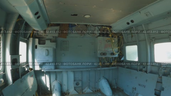 Грузовой отсек российского вертолета Ми-24. Военно-транспортный вертолет. Вид от первого лица на вход в грузовой отсек, его осмотр и вид на кабину пилота. Стоковое видео, видеограф Воловодов Владимир / Фотобанк Лори