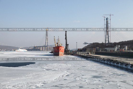 Грузовой порт, остров Русский, поселок Поспелово. Владивосток (2011 год). Редакционное фото, фотограф Валерий Акулич / Фотобанк Лори