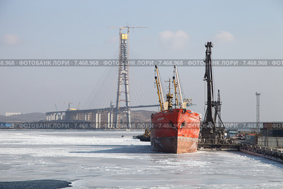 Грузовой порт, остров Русский, поселок Поспелово. Владивосток (2011 год). Редакционное фото, фотограф Валерий Акулич / Фотобанк Лори