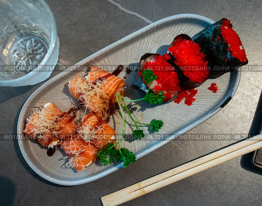 Gunkan roll with philadelphia salmon and tobiko. Стоковое фото, фотограф Яков Филимонов / Фотобанк Лори