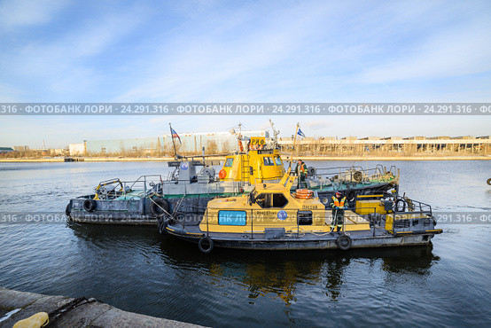 ГУП Мосводосток выполняет работы по восстановлению прибрежной зимней стоянки. Набережная Москвы-реки. (2016 год). Редакционное фото, фотограф Андрей Радченко / Фотобанк Лори