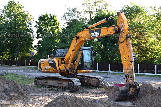 Гусеничный экскаватор JCB JS220 на строительстве дороги (2023 год). Редакционное фото, фотограф Дмитрий Сакретарев / Фотобанк Лори
