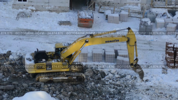 Гусеничный экскаватор Komatsu PC-400 работает на стройке (2012 год). Редакционное видео, видеограф Сергеев Валерий / Фотобанк Лори