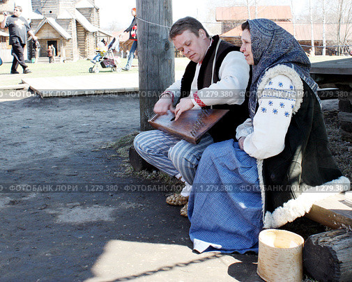 Гусляр и поющая женщина (2009 год). Редакционное фото, фотограф Ирина Золина / Фотобанк Лори