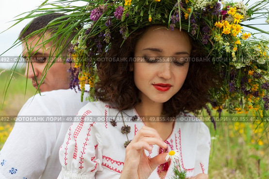 guy and girl on the meadow. Стоковое фото, агентство Ingram Publishing / Фотобанк Лори