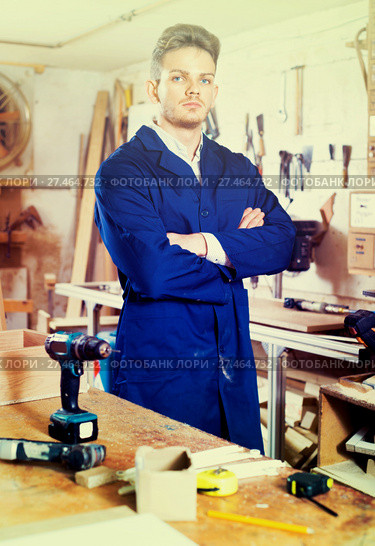 Guy displaying his workplace and tools at workshop. Стоковое фото, фотограф Яков Филимонов / Фотобанк Лори
