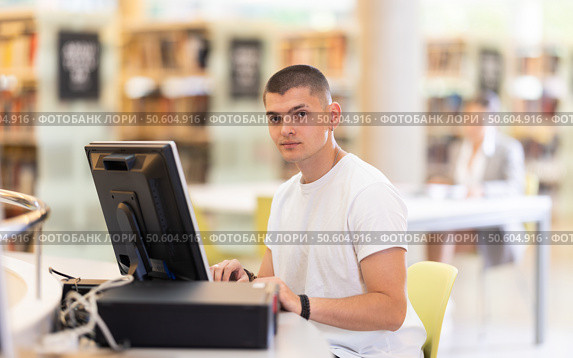 Guy working at computer in library. Стоковое фото, фотограф Яков Филимонов / Фотобанк Лори