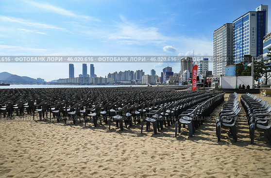 Gwangalli Beach in Busan, Korea. Пляж Кваналли в Пусане во время подготовки к фестивалю фейерверков. Редакционное фото, фотограф Римма Тельнова / Фотобанк Лори