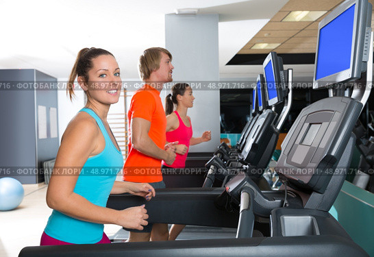 Gym treadmill group running indoor women and blond man. Стоковое фото, агентство Ingram Publishing / Фотобанк Лори