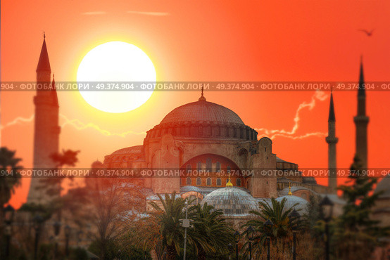 Hagia Sophia (Ayasofya) museum view from the Sultan Ahmet Park in Istanbul, Turkey. Стоковое фото, агентство Ingram Publishing / Фотобанк Лори