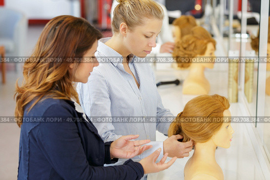 hairdresser in the hairdressing competition. Стоковое фото, агентство Ingram Publishing / Фотобанк Лори