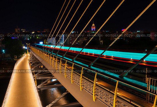 Halic Metro Bridge in Istanbul at night, Turkey. Стоковое фото, агентство Ingram Publishing / Фотобанк Лори