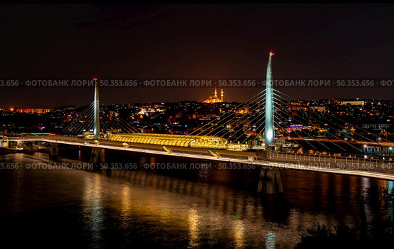 Halic Metro Bridge in Istanbul at night, Turkey. Стоковое фото, агентство Ingram Publishing / Фотобанк Лори