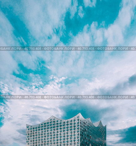 Hamburg, Germany - June 9, 2019: Top view of Elbphilharmonie against blue sky located in hafencity district, Hamburg, Germany. Стоковое фото, фотограф Igor Tichonow / Фотобанк Лори