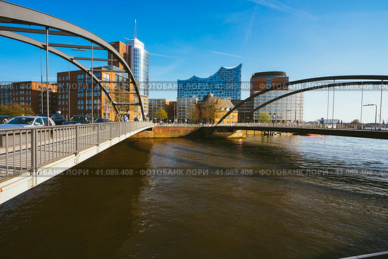 Hamburg, Germany - May 17, 2018: Niederbaumbrucke Bridge in HafenCity, Hamburg, Germany. Стоковое фото, фотограф Igor Tichonow / Фотобанк Лори