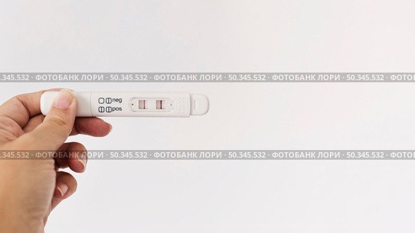 hand holding positive pregnancy test. Стоковое фото, агентство Ingram Publishing / Фотобанк Лори