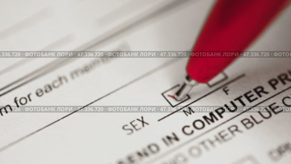 Hand marking male gender checkbox on a printed form with red pen. Стоковое видео, видеограф Дмитрий Наумов / Фотобанк Лори