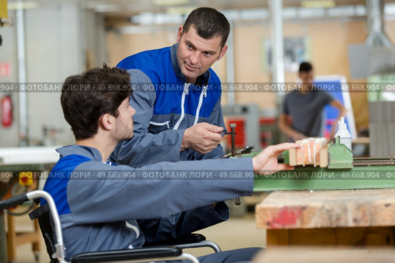 handicapped apprentice at woodworking industry. Стоковое фото, агентство Ingram Publishing / Фотобанк Лори