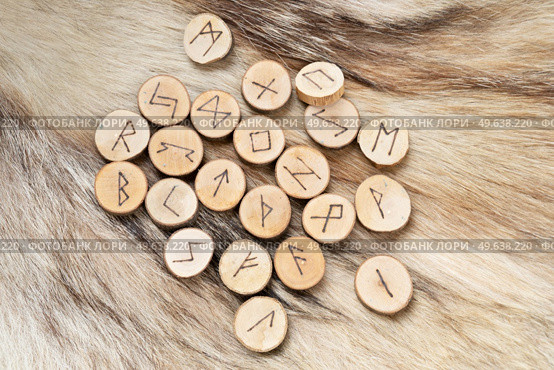 Handmade runes for fortunetelling of wood over wolf fur. Handmade runes for fortunetelling. Стоковое фото, агентство Ingram Publishing / Фотобанк Лори