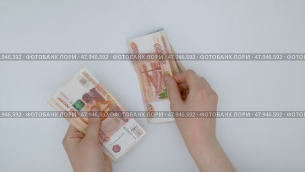 Hands counting money at the table, top view. Стоковое видео, видеограф Катерина Белякина / Фотобанк Лори