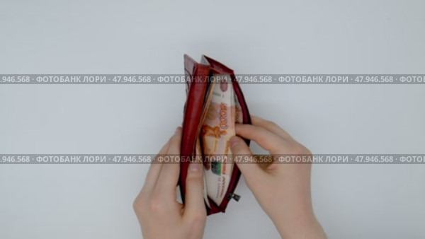 Hands take five thousand rubles out of the red wallet. Стоковое видео, видеограф Катерина Белякина / Фотобанк Лори