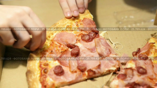 Hands taking pizza cuts. Стоковое видео, видеограф Сергей Кальсин / Фотобанк Лори